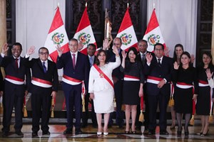 Nova presidente do Peru pede eleições antecipadas depois de dias de protestos