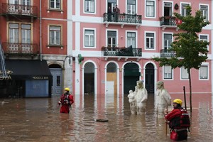 Baixa de Algés, em Oeiras, intransitável devido à queda de chuva forte