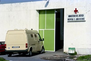 Psiquiatra em permanência e visitas. Como são as prisões-hospital onde João Carreira vai cumprir pena