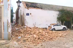 Casa em ruínas sofre derrocada e destrói carro em Faro