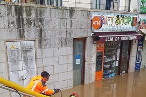 Bombeiros tentam tirar água de túnel em Algés