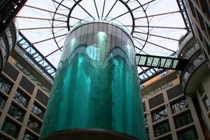 Maior aquário cilíndrico do mundo, com 14 metros de altura, rebentou esta sexta-feira, em Berlim