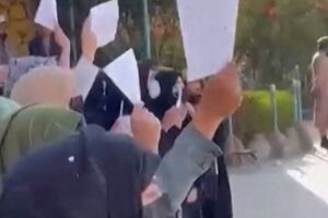 Afegãos manifestam-se contra a exclusão de mulheres no ensino superior 