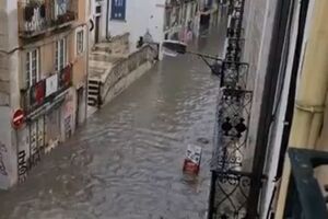 Lisboa: Chuva inunda rua paralela à Avenida da Liberdade