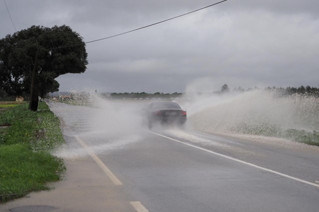 Ponte 25 de Abril com limitações de velocidade devido ao  - Visão