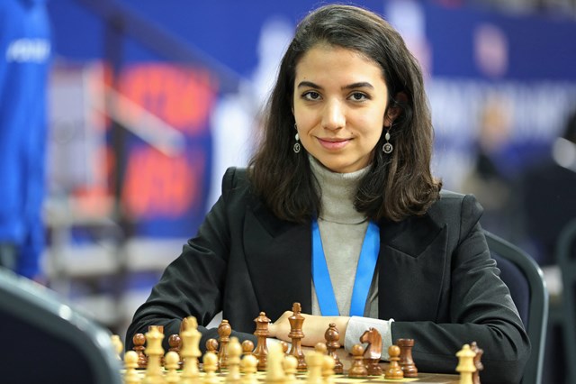 Mulher iraniana compete em torneio de xadrez sem hijab