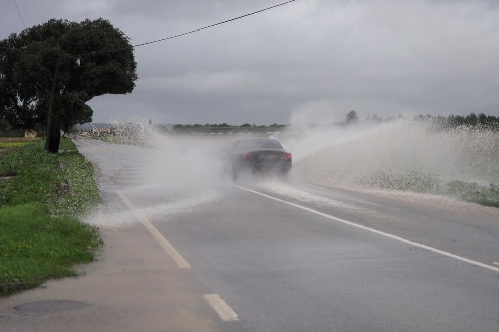 Mau tempo causa inundações e cheias; Proteção Civil em alerta