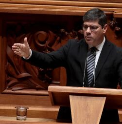 PS propõe ao Governo baixar impostos nos combustíveis e IVA zero no cabaz alimentar