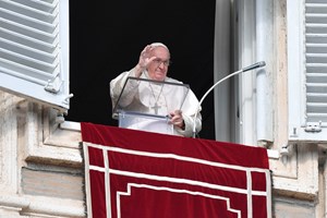 Papa Francisco confia à Virgem Maria 'amado' antecessor Bento XVI