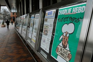 Oito anos após o atentado, Charlie Hebdo lança desafio 