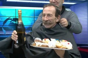 50 anos depois, jornalista italiano rapa bigode após detenção de mafioso
