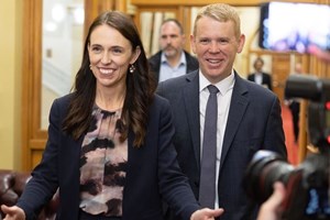 Novo primeiro-ministro da Nova Zelândia condena 'abusos' sobre Jacinda Ardern