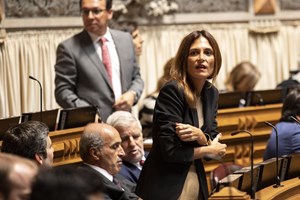Isabel Moreira chocada com um Governo PS contra liberdade individual no tabaco
