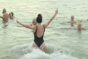 O primeiro mergulho do ano na praia da Fuseta em Olhão