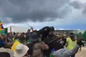 Manifestantes pró-Bolsonaro agridem polícia a cavalo