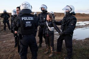 Greta Thundberg detida pela polícia alemã em protestos em aldeias carboníferas