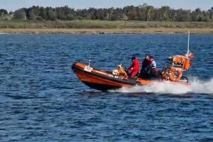 Lancha da GNR começa a meter água em alto mar ao largo de Vila Real de Santo António