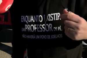 Manifestação: "Enquanto houver um professor de pé não vai existir um povo de joelhos"