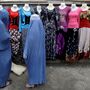 Manequins femininos no Afeganistão passam a ter os rostos tapados