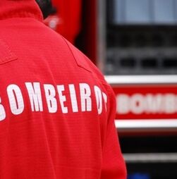 Incêndio deflagrou em cobertura de prédio em Lisboa sem causar feridos