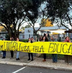 Trabalhadores escolares obrigados a devolver salário e a descer de escalão