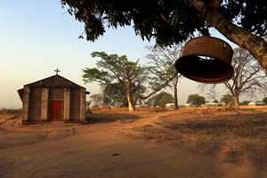 Ugandês tem 12 mulheres e 102 filhos, mas arrepende-se