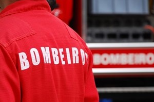 Bombeiros dominam uma das três frentes do fogo em Odemira