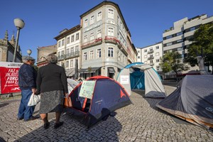 Movimento Vida Justa faz espera a António Costa