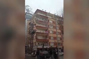 Prédio desaba no momento do sismo que atingiu a Turquia e Síria