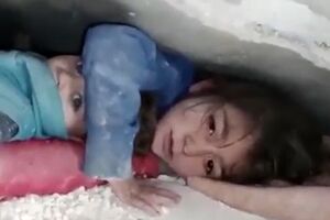 Criança protege irmão mais novo enquanto esperam para ser salvos dos escombros na Turquia 