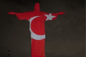 Cristo Rei do Rio de Janeiro iluminado com bandeiras turcas e sírias em homenagem às vítimas dos sismos