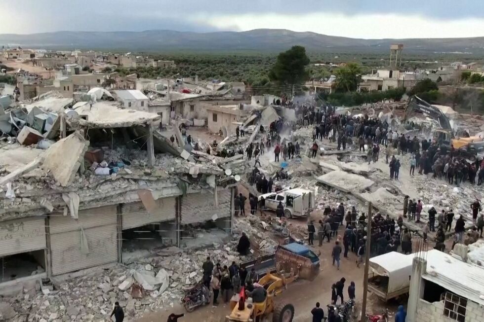 Imagens de drone mostram dezenas de pessoas a procurar sobreviventes na Síria