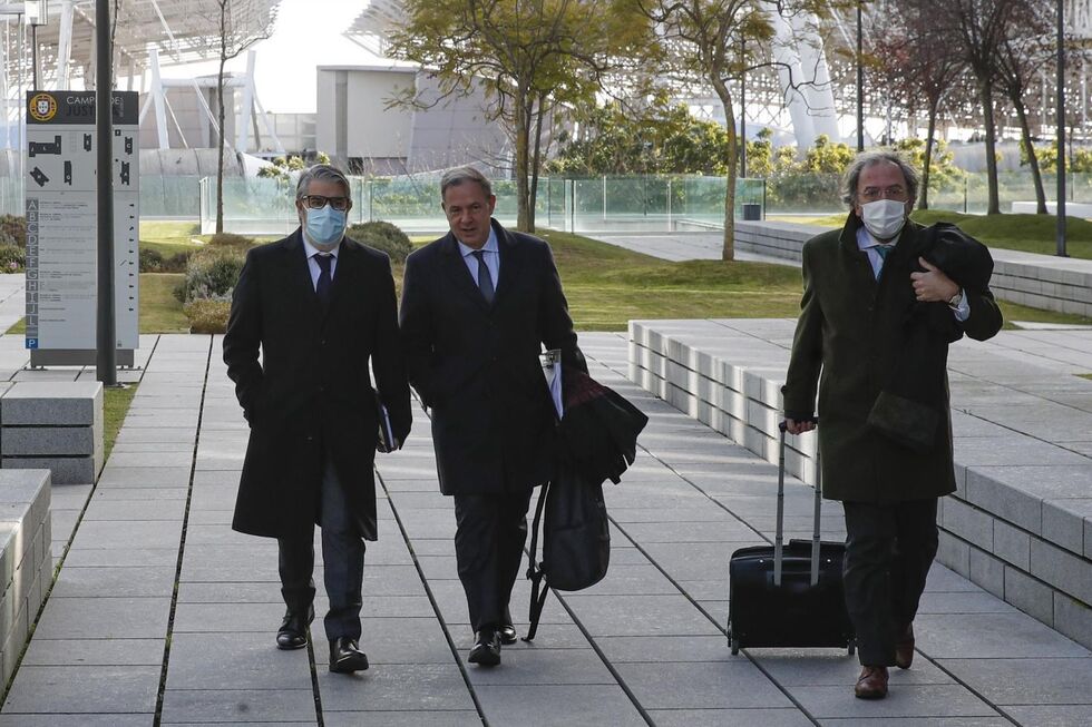 O advogado junto no tribunal acompanhado pelo principal arguido do processo e-toupeira, e ex funcionário do Benfica.