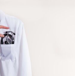 Quase 11.900 médicos em dedicação plena no SNS com investimento acima de 300 milhões