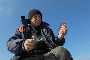 Ucrânia. Pescar no gelo para esquecer o stresse da guerra