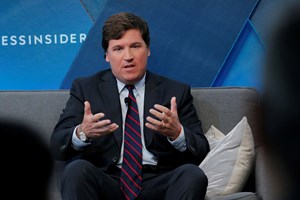 Tucker Carlson disse 'odiar' Trump. Mas publicamente continuou a defendê-lo