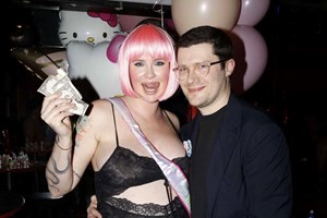 Um baby shower num clube de strip