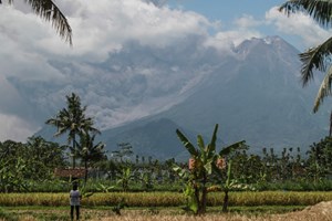 Vulcão indonésio Merapi, um dos mais ativos do mundo, entra em erupção