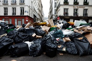 Paris inundada de lixo: 'Está tudo sujo, cheio de ratos e baratas'