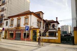 Aveiro: PCP transforma vivenda que é sede do partido em prédio de oito pisos