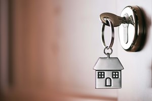 Bons negócios: vende-se casa com inquilino lá dentro