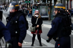 Pelo menos 100 pessoas detidas em toda a França em nova noite de protestos