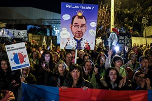Professores entram em greve ao último tempo de aulas