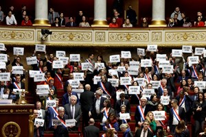 Emmanuel Macron sobrevive a moções de censura