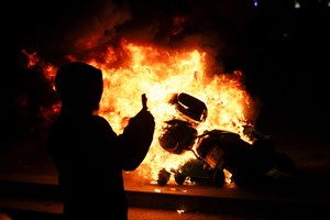 França. Antes da entrevista de Macron, o caos nas ruas 