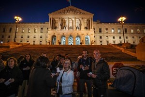 Professores acampados em frente ao Parlamento contra medidas do ministro