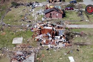 Rasto de destruição no Mississípi após passagem de tornado