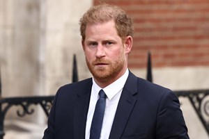 Harry regressa a Inglaterra para ação judicial contra o Daily Mail