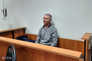 Pai de menina russa que fez desenho contra a guerra condenado a dois anos de prisão