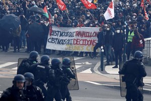 Violência marca protestos menos maciços de hoje em França contra lei das pensões